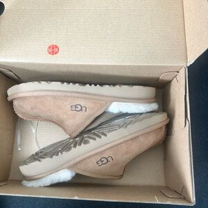 Brand new, kids  girls Ugg, size 13, pink in box, mew never worn